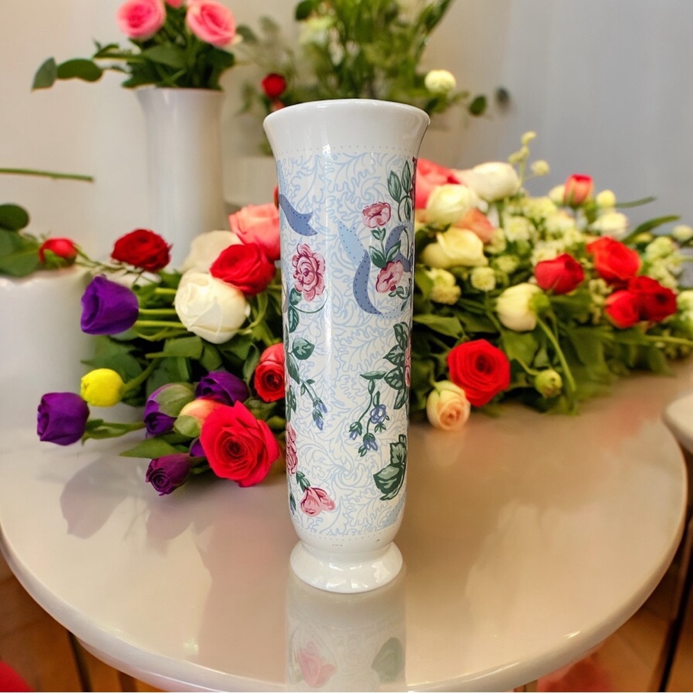 Vintage 1980s Mervyns bud vase. Excellent condition